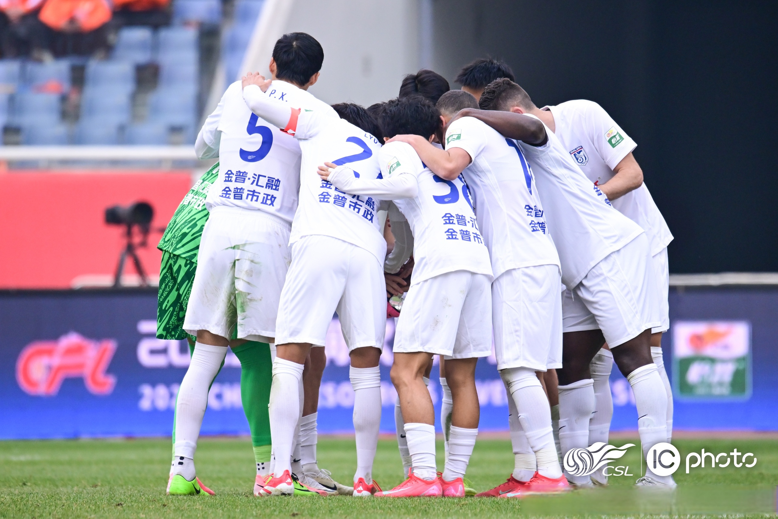 关于凭借一波山东泰山，中超成功进球，现场观众齐声高喊的信息