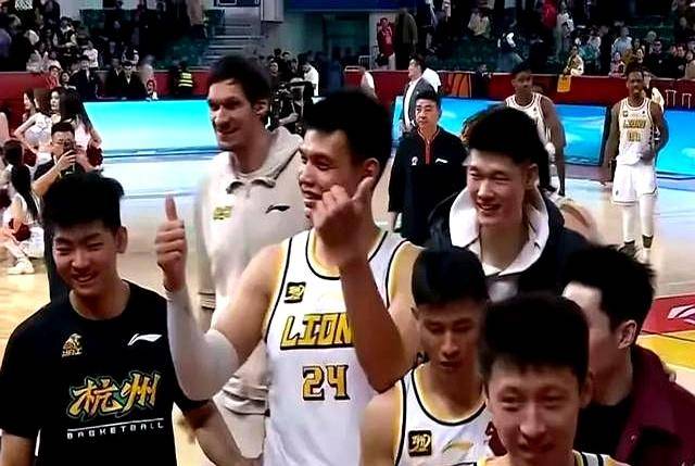 凭借一波广东队，CBA季后赛成功救主，现场观众齐声高喊的简单介绍