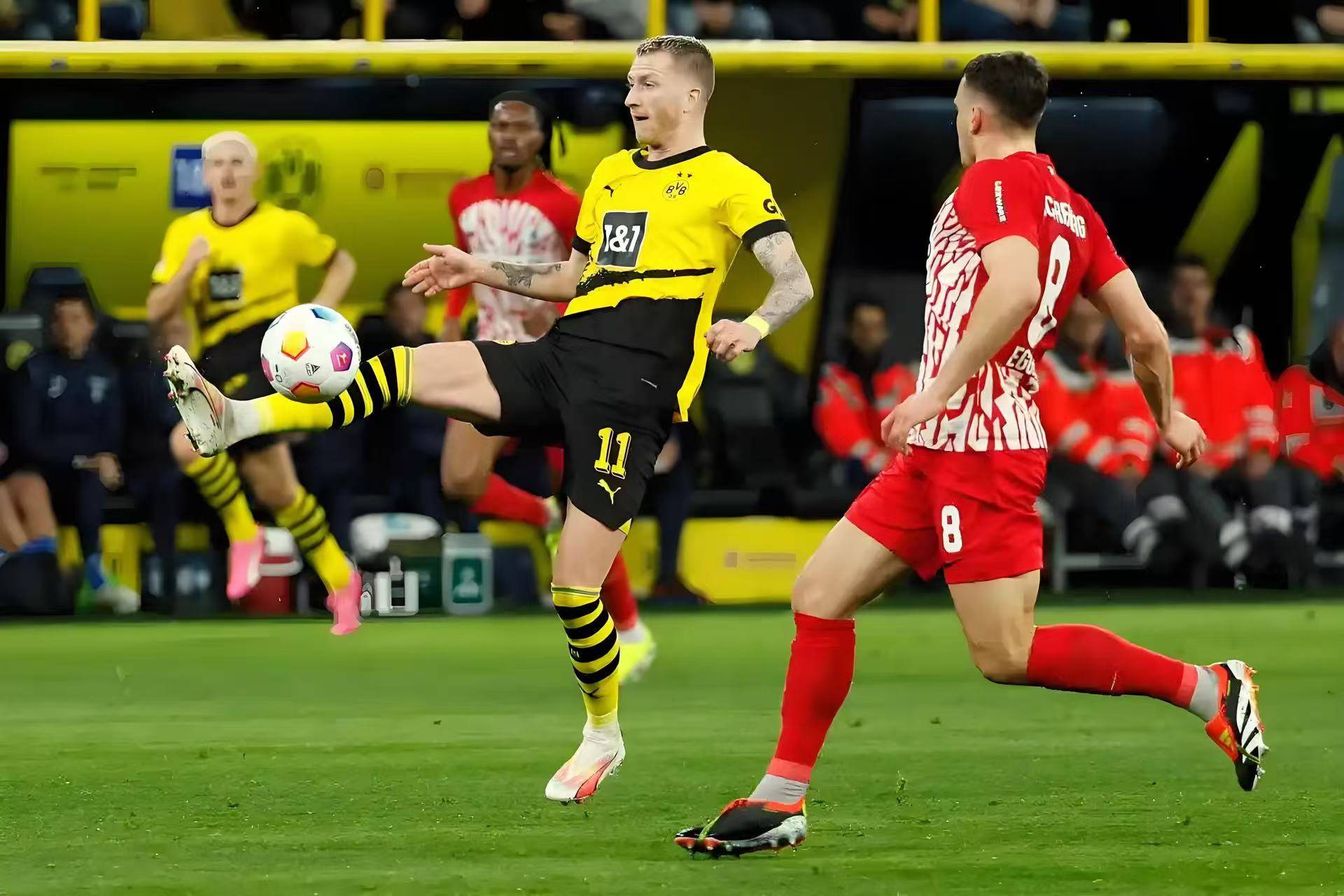 关于沃尔夫斯堡队员表现出色,助球队跻身前列的信息 关于沃尔夫斯堡队员表现出色,助球队跻身前列的信息