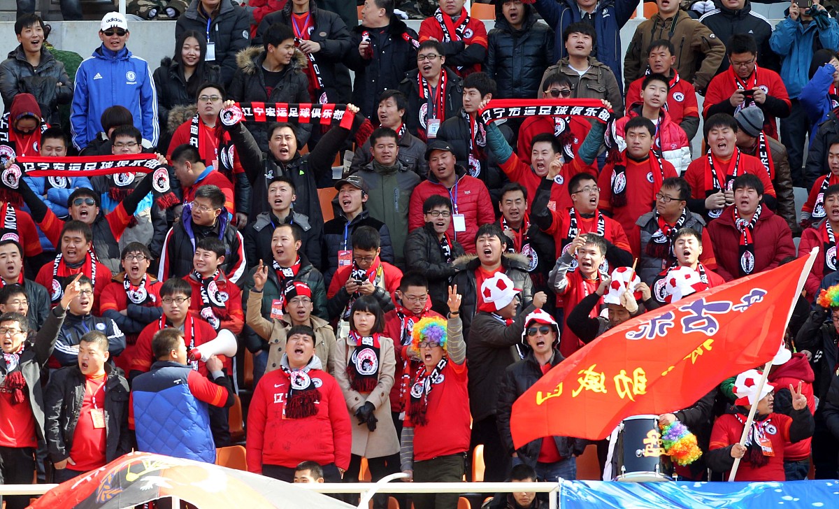 曼联主场喜迎胜利,球迷沸腾庆祝 曼联主场喜迎胜利,球迷沸腾庆祝