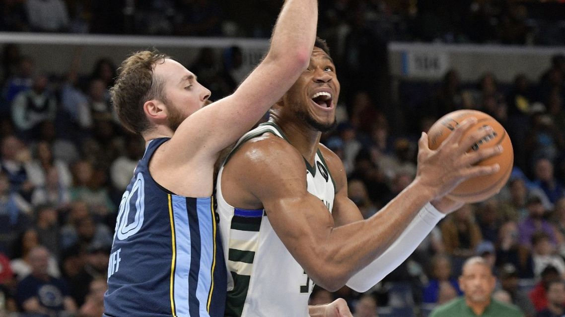 雄鹿不敌尼克斯,遭遇四连败 雄鹿不敌尼克斯,遭遇四连败