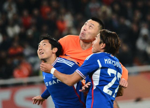 包含勇攀高峰！球员奋力冲击进球，激励全队的词条