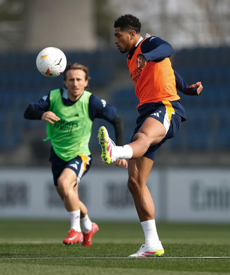 包含皇马队主力中场恢复训练，备战下一轮比赛的词条