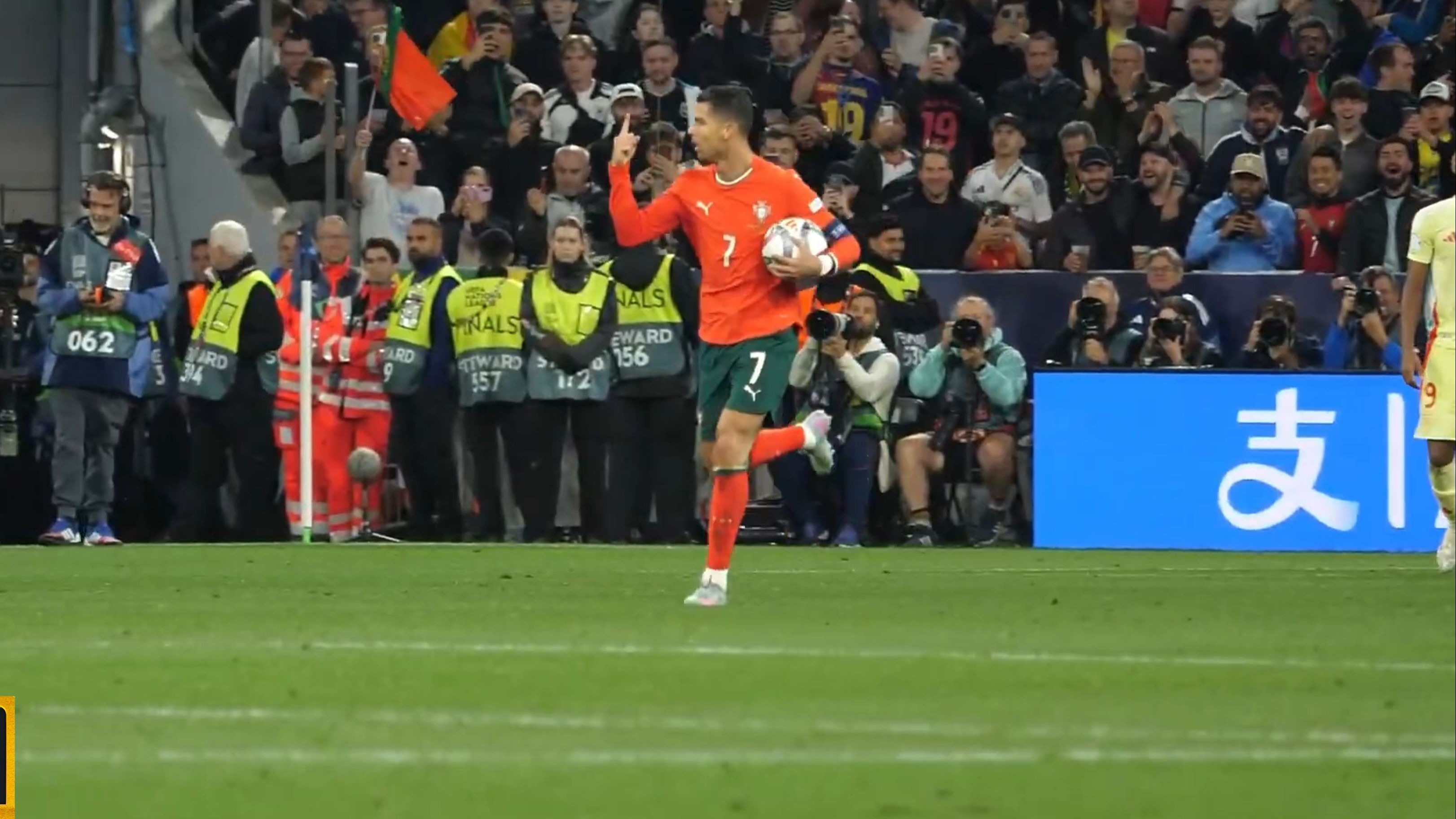 欧预赛精彩瞬间，瞬间点燃球迷狂热