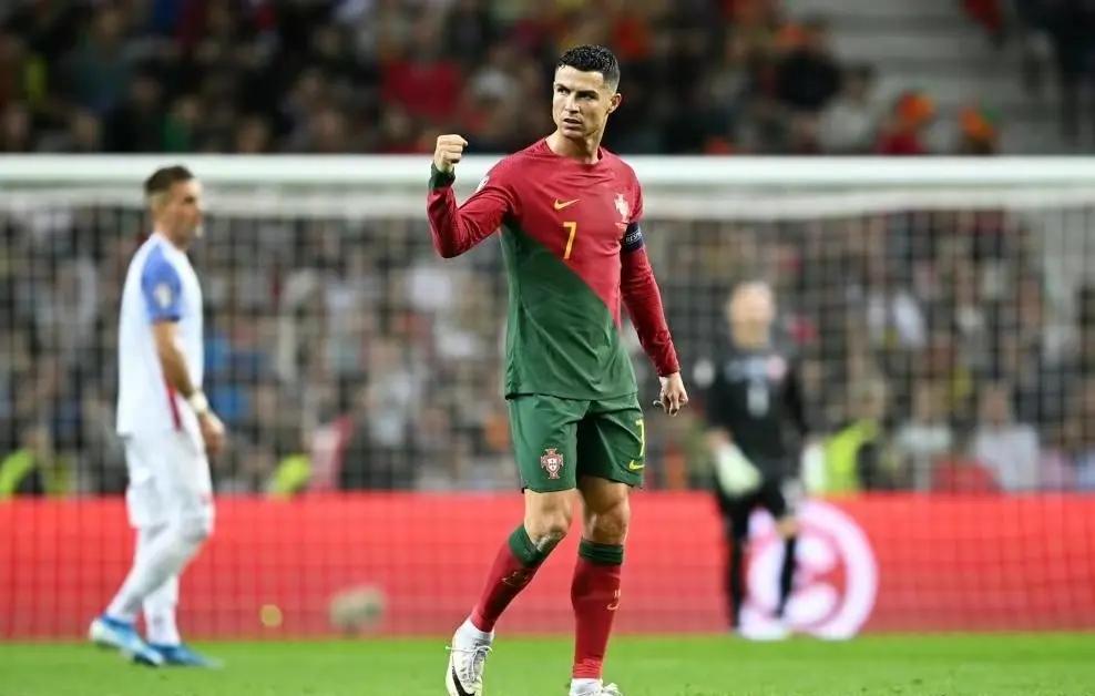 包含欧洲杯预选赛收官，各队为争夺冠军进行激烈角逐的词条