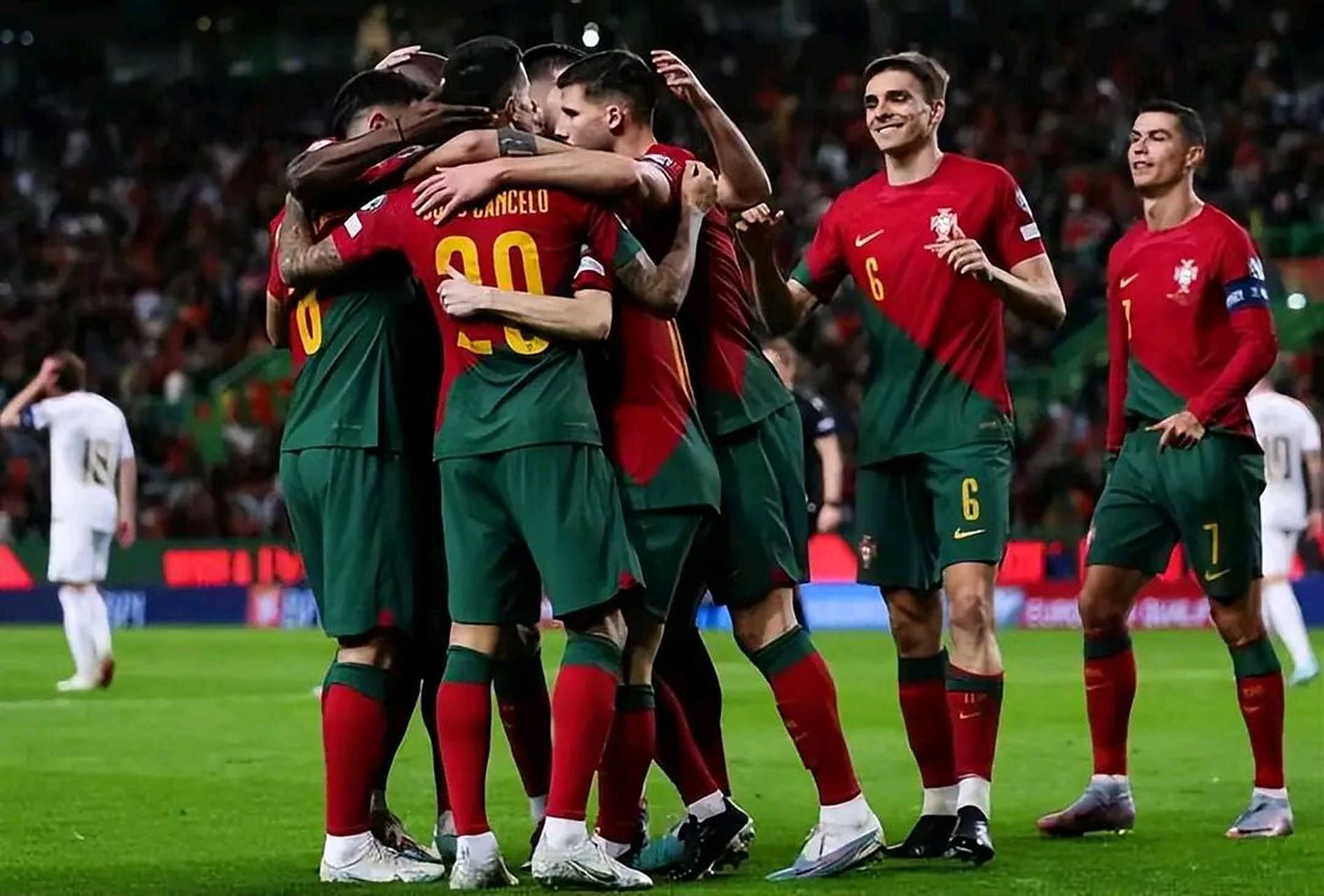 包含欧洲杯预选赛收官，各队为争夺冠军进行激烈角逐的词条