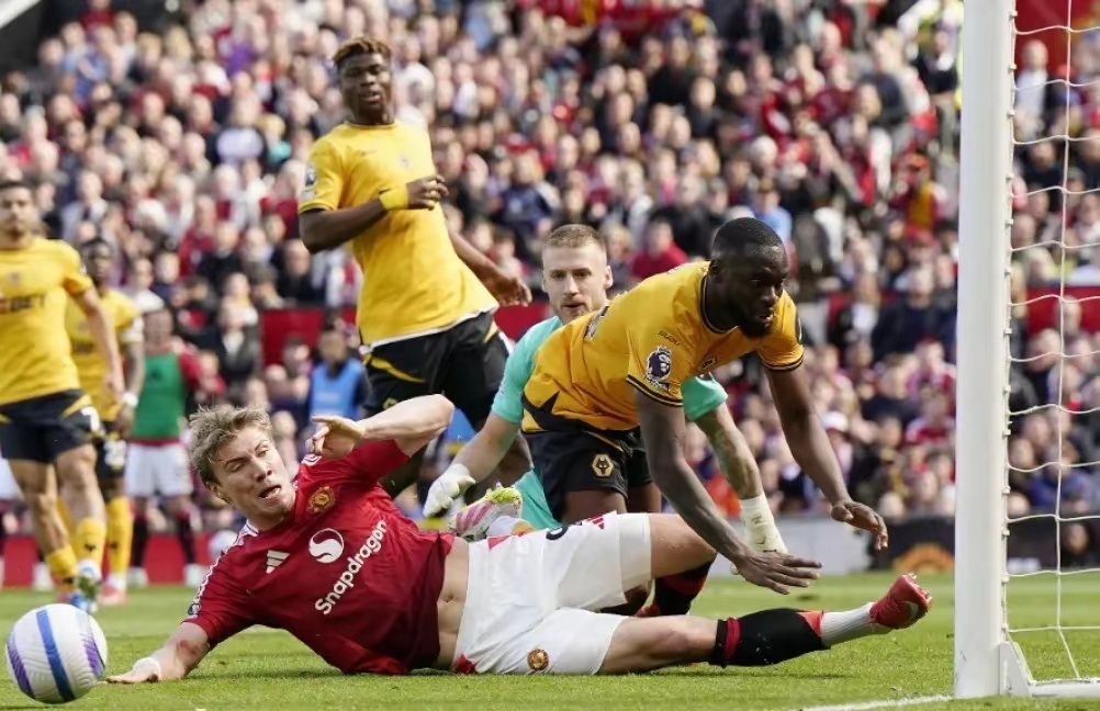 曼联主场被逼平，冲击前四受挫的简单介绍