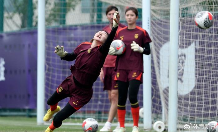 包含中国女足集训首日展现团结雄心：中国女足集训团结备战的词条