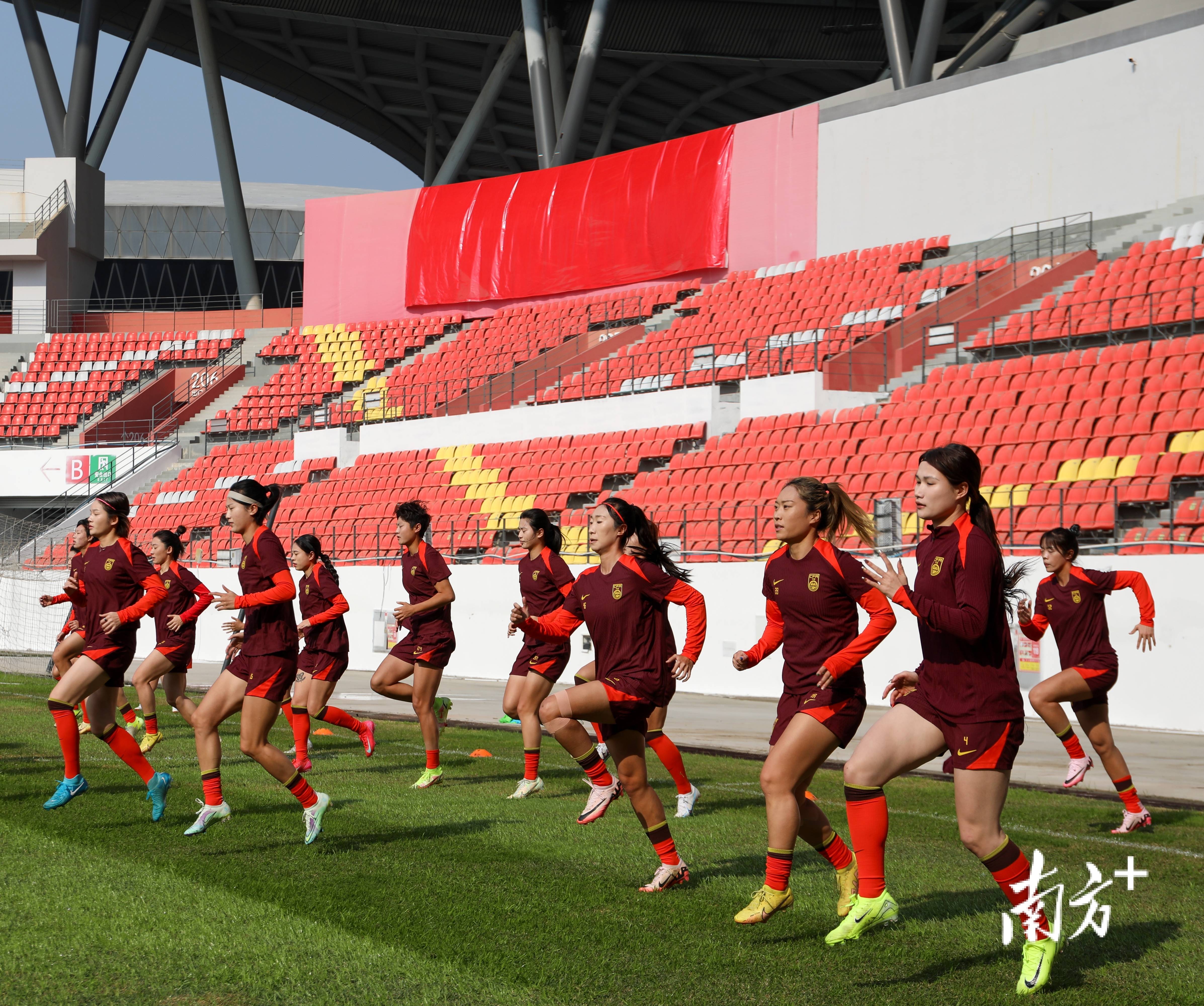 包含中国女足集训首日展现团结雄心：中国女足集训团结备战的词条