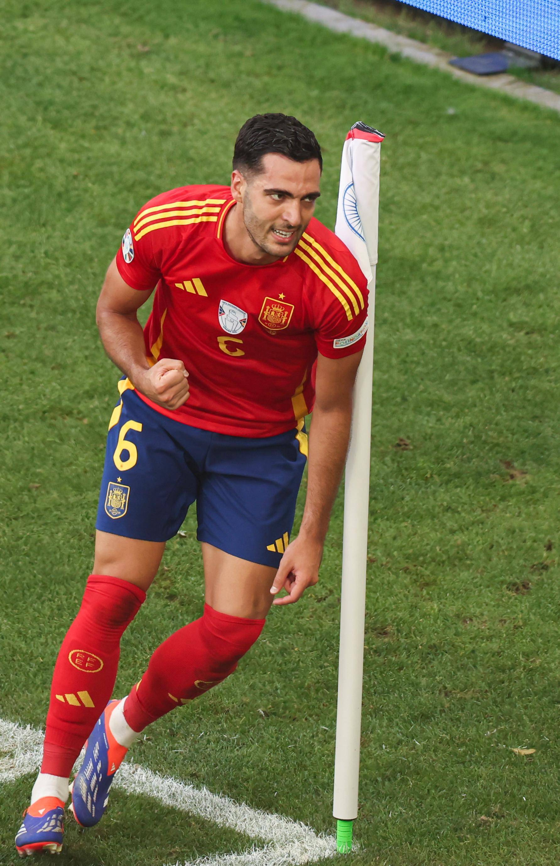 包含西班牙队在比赛中表现出色，轻松晋级的词条