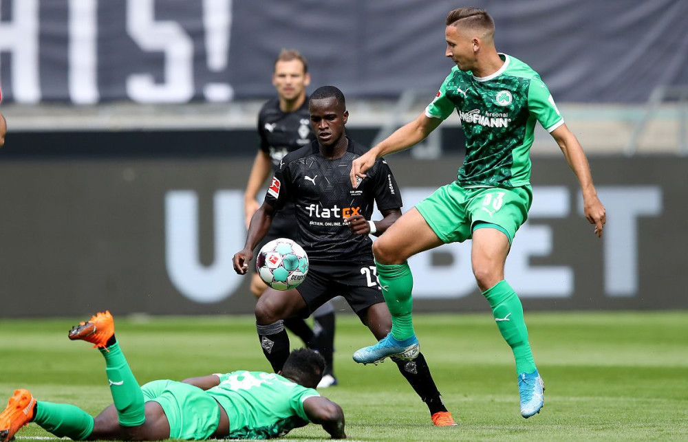 包含汉堡遭遇失球潮，保级前景不容乐观的词条