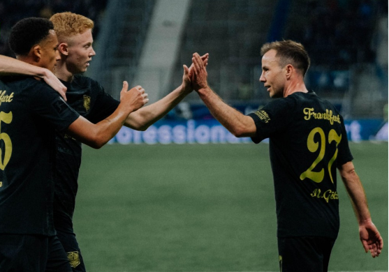 包含法兰克福取得胜利稳坐积分榜前列，迈向胜利的词条