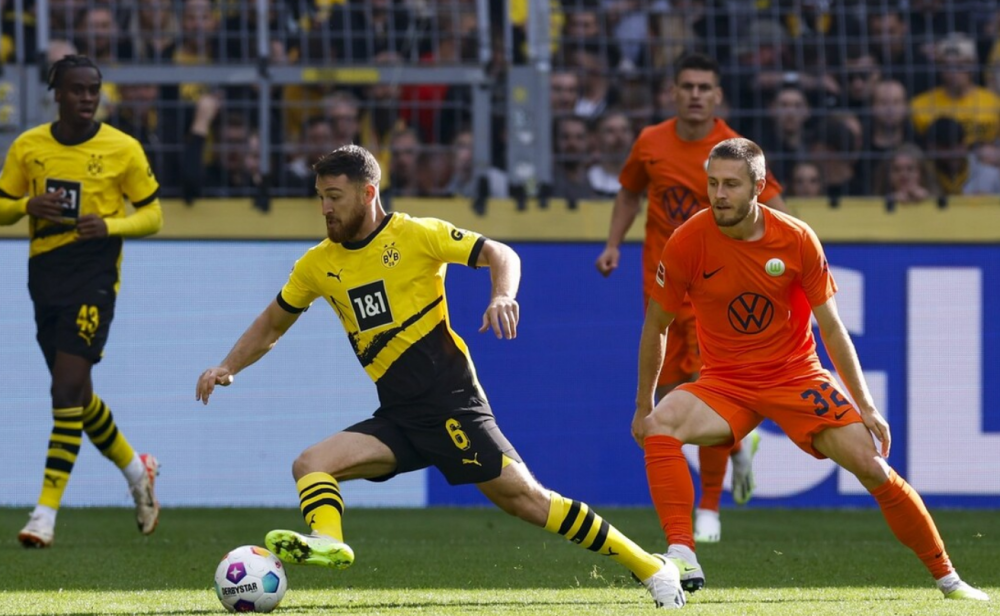 包含沃尔夫斯堡门将成为球队防线中坚的词条