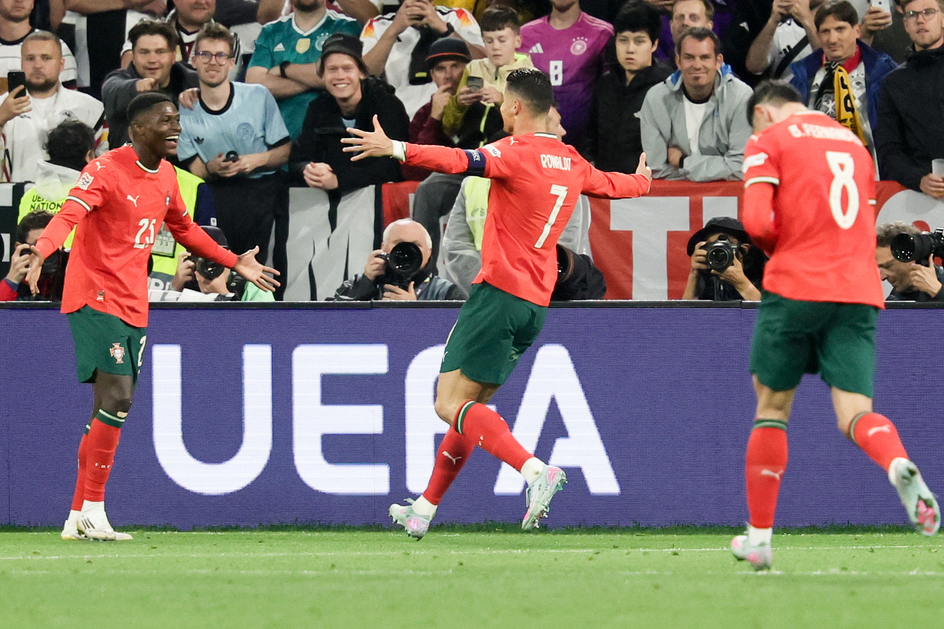 葡萄牙队锁定欧洲杯正赛席位