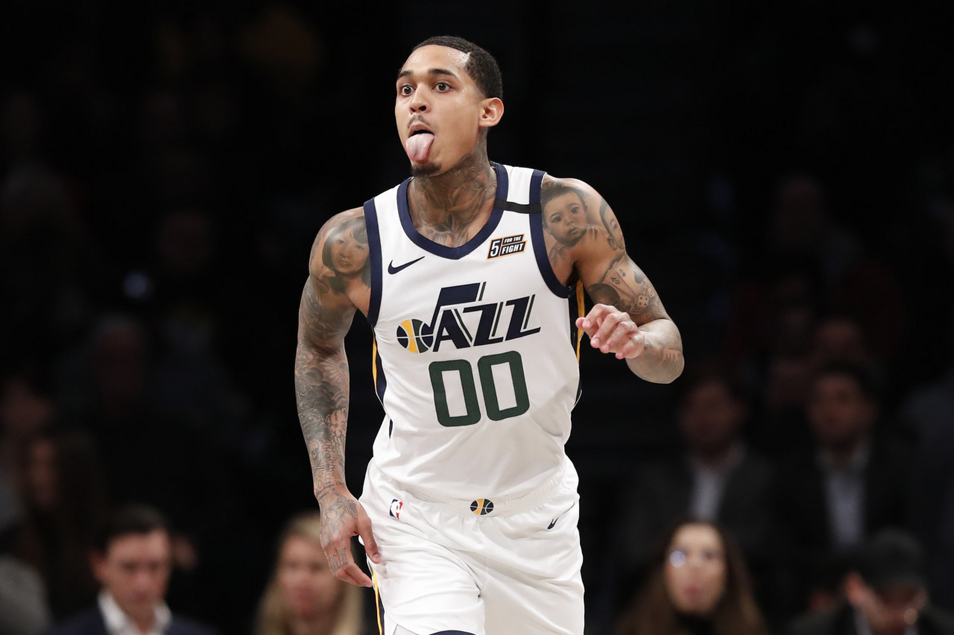 爵士队主教练赞扬球员拼搏精神，赢得掌声