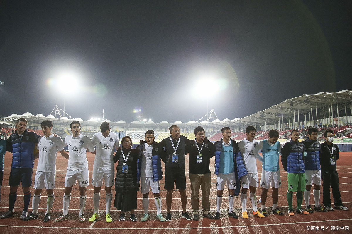 球队在比赛中体现出团结互助的团队精神 球队在比赛中体现出团结互助的团队精神