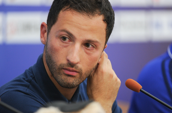 关于沙尔克队中场球员状态回落，需寻找突破口的信息