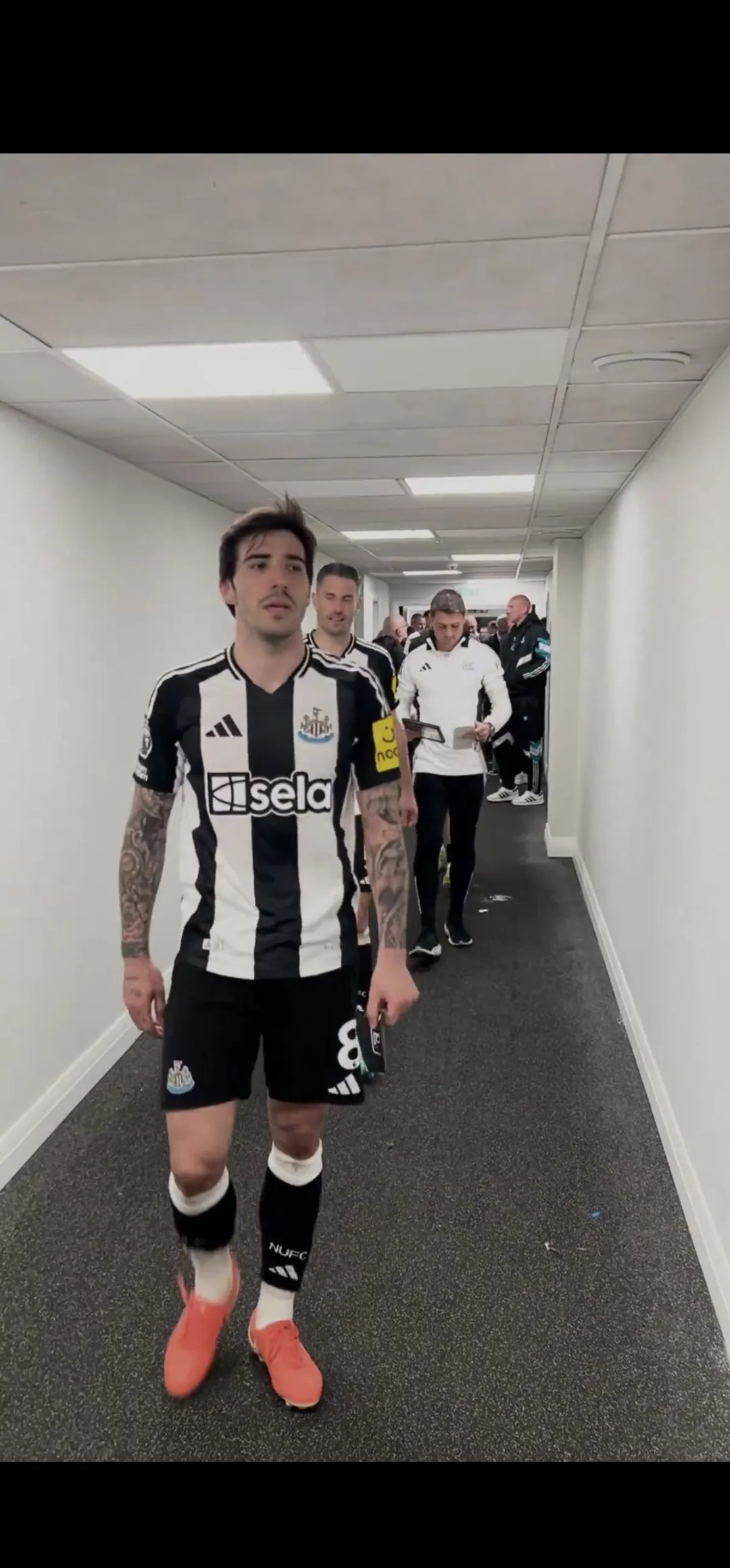 包含纽卡斯尔连续受挫，保级形势堪忧的词条