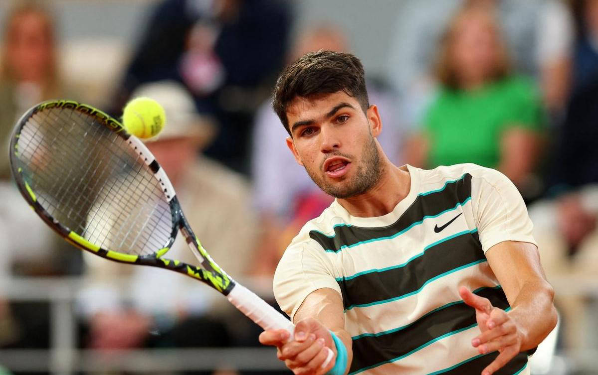 西班牙男子网球选手卫冕夺冠，世界第一